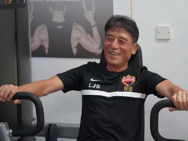 现代化工业发展给原本单调的农村生活带来了使利和财富，不过蜜和毒药往往是混在一起的，多彩和浮华背后隐藏着深深的空虚与焦虑。